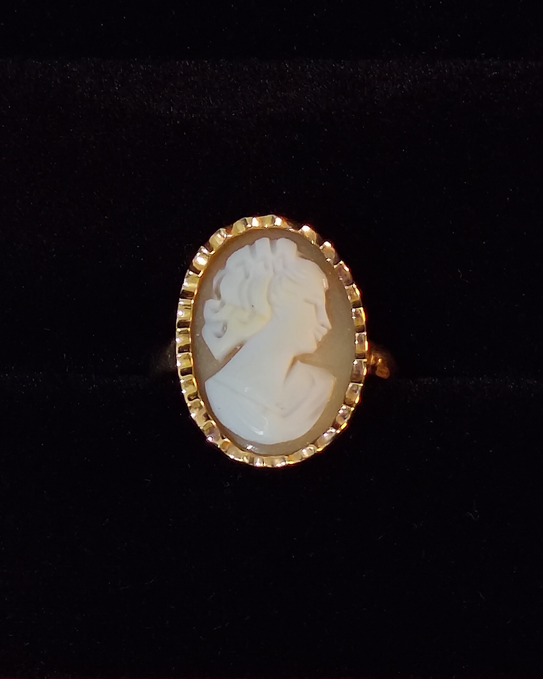 Cameo Ring with Crown Bezel Frame